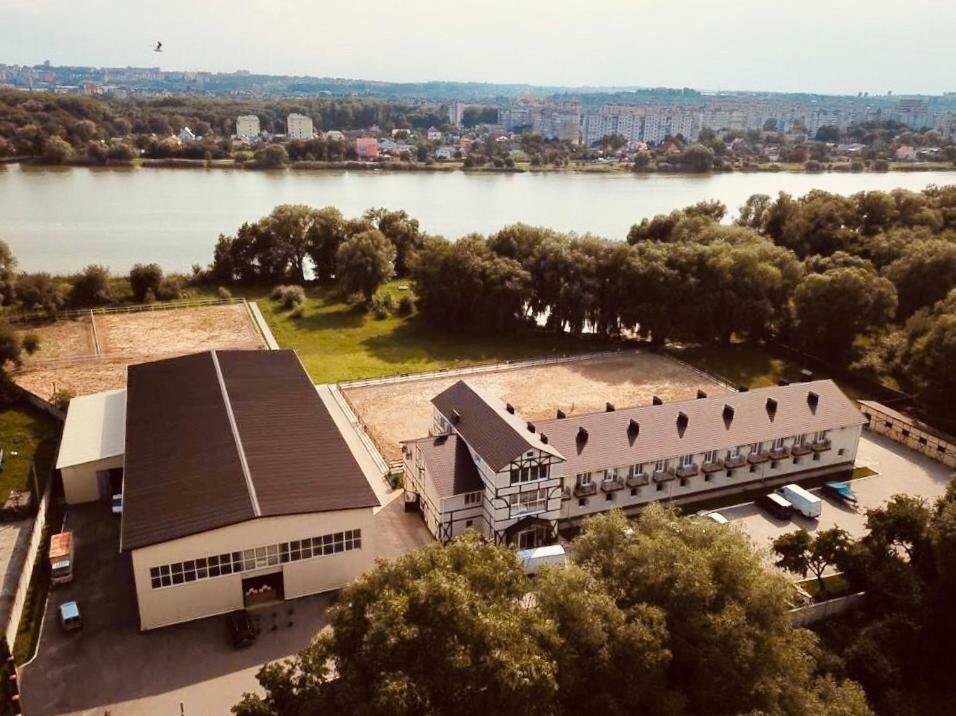 Tamerlan Khmelʼnytsʼkyy Buitenkant foto